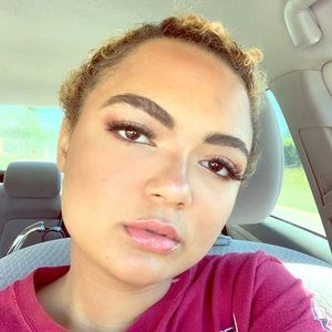 Meet your Posher, Caylin